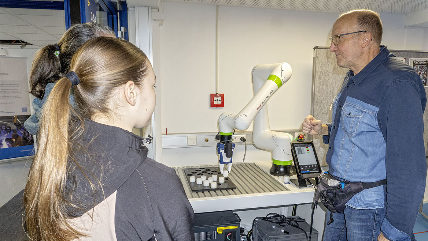 Peter Faber erklärt den Fanuc Roboter CRX10iA | © BJ. Lattner Gewerbliche Schule Backnang