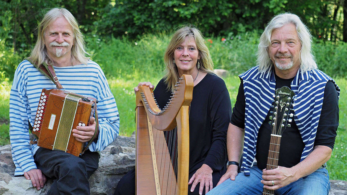 An Erminig Das Repertoire der Band umfasst Tanzlieder und Balladen