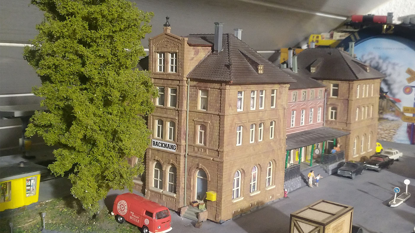 Nachbau des nicht erhaltenen historischen Backnanger Bahnhofs