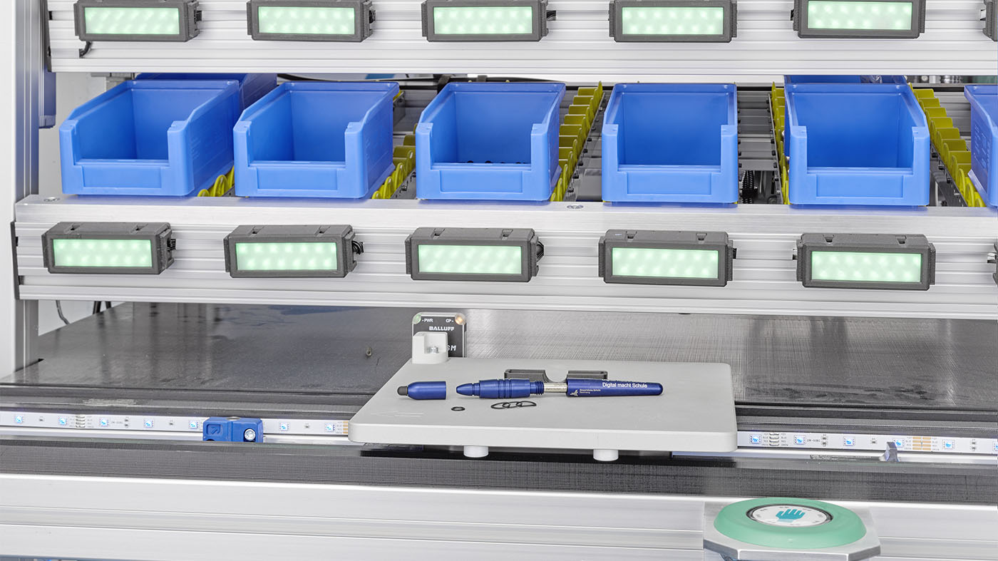 Industrie 4.0 Showroom mit Künstlicher Intelligenz (KI) ausgestattet Produktionsanlage