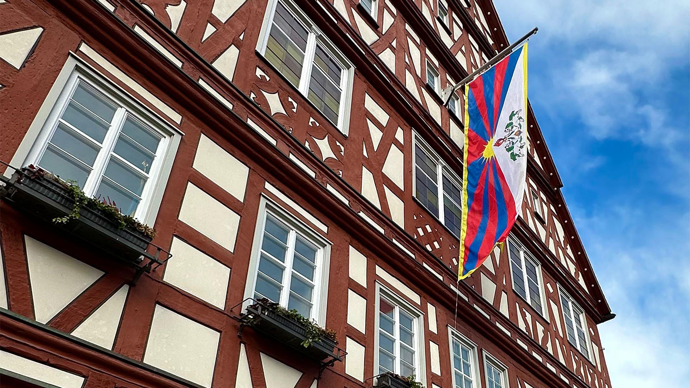Backnang zeigt Flagge für Tibet 30 Jahre Solidarität