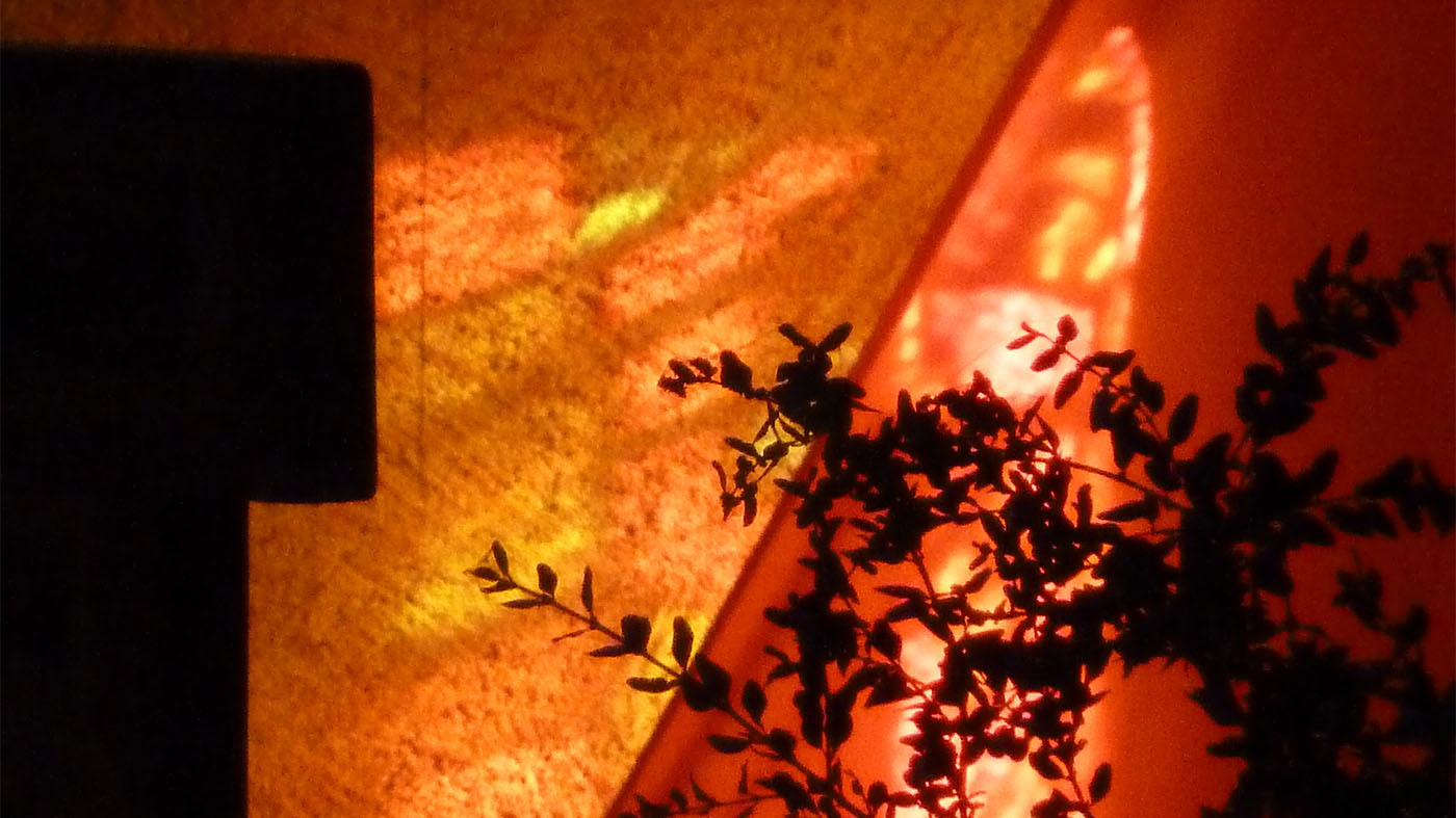 Taizé Dunkles Kreuz und Licht