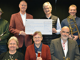 Spendenübergabe Kirchenkonzert Benefizkonzerten Backnang Bläserphilharmonie Rems-Murr Klaus Herberts Katholische Kirche