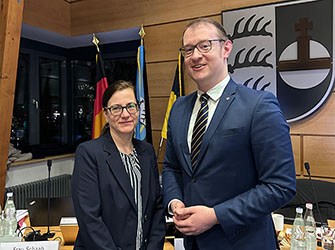 Oberbürgermeister Maximilian Friedrich mit der künftigen Leiterin des Rechts- und Ordnungsamts, Julia Cheema Manegold