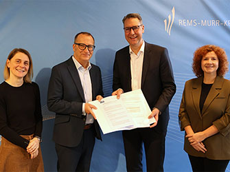 Prexl (Vorstandsvorsitzender Diakonie Stetten), Landrat Dr. Richard Sigel und Stefanie Böhm (Leiterin des Dezernats für Soziales, Jugend und Bildung des Rems-Murr-Kreises) nach der Unterzeichnung der Absichtserklärung im Landratsamt in Waiblingen