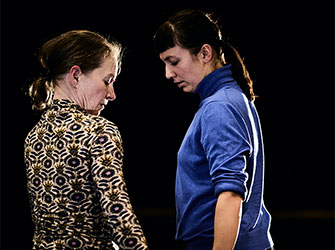 Die Tänzerinnen Martina Gunkel und Claudia Senoner widmen sich der sogenannten Echtzeitkomposition