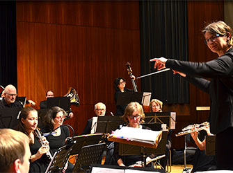  Heidi Maier Dirigentin und Orchester