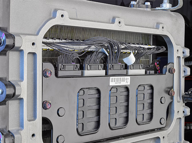 Brennstoffzellen Verschlussdeckel. Im Bild sichtbar, die einzelnen Zugänge zur Beschickung mit Wasserstoff, Sauerstoff und Kühlwasser