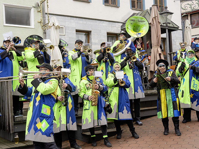 Die derben Burschen, die beim närrischen Wochenmarkt