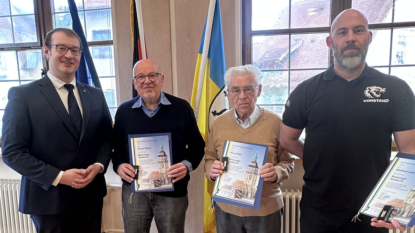 Oberbürgermeister Maximilian Friedrich (links) mit den Geehrten Günter Meyer, Klaus Dahl und Wolfram Lederer (v. l. n. r.), die für ihr herausragendes Engagement in den Bereichen Wissenschaft, Sport und Soziales