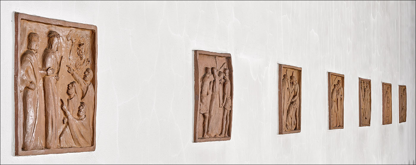 Kreuzwegstationen in der St. Johannes Kirche, Backnang aus Terrakotta an den Langhauswänden wurden 1949 von Elisabeth Holoch angefertigt