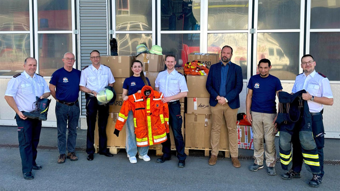  V. L. N. R.): Dritter stellvertretender Kommandant Michael Treiber, Schutzfeuerwehrmann Jost Rube, Zweiter stellvertretender Kommandant Andreas Kaufmann, Kommandantin Maria-Elena Dubberke, Kommandant Marcel Schäfer, Verwaltungsdezernent Timo Mäule, Schutzfeuerwehrmann Horst Harbering und Kleiderwart  Markus Weiser 