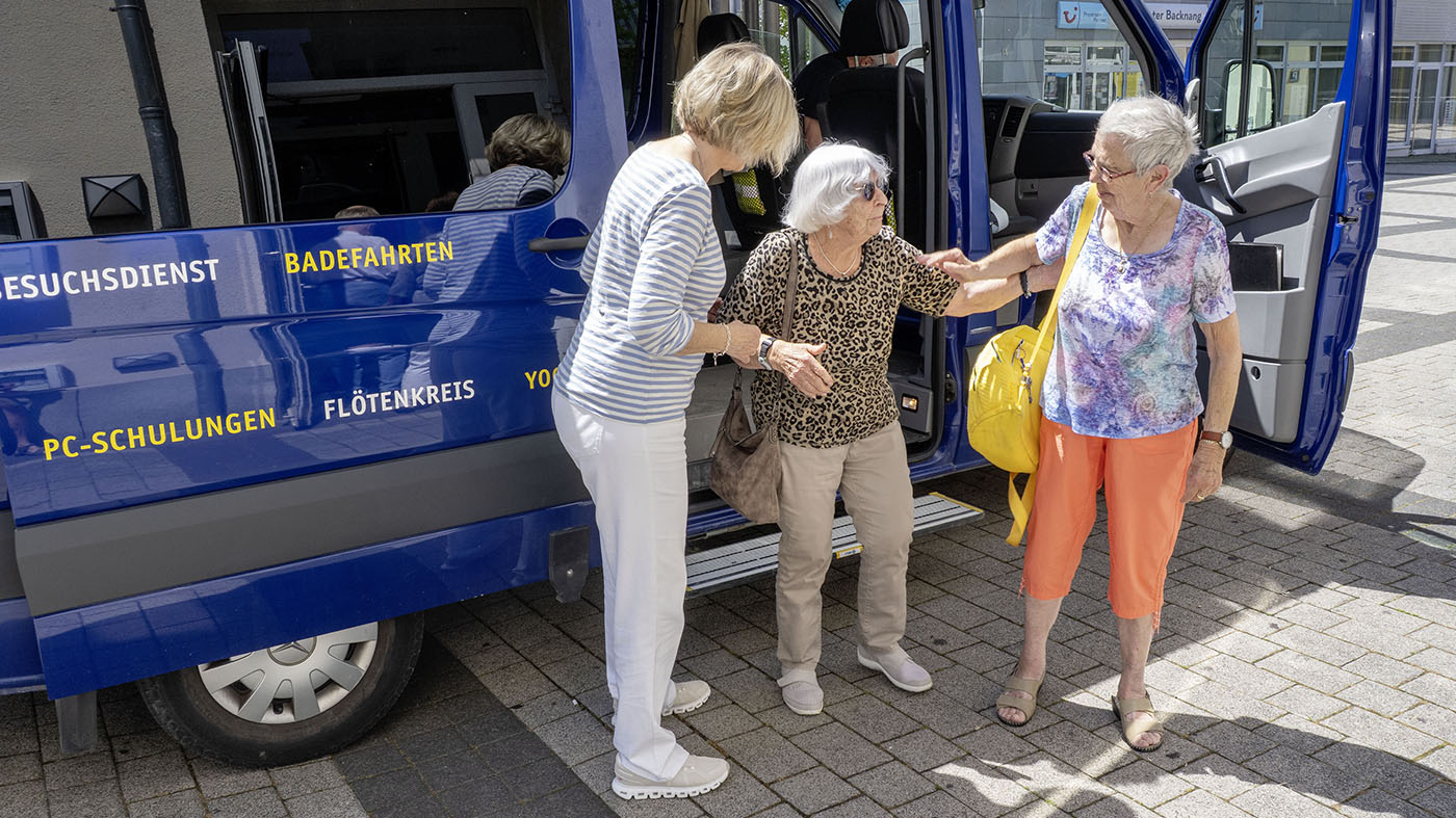 Sonntagsfahrdienst – Elke Scharf mit den Senioren beim Aussteigen | © BJ. Lattner