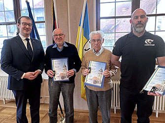 Oberbürgermeister Maximilian Friedrich (links) mit den Geehrten Günter Meyer, Klaus Dahl und Wolfram Lederer (v. l. n. r.), die für ihr herausragendes Engagement in den Bereichen Wissenschaft, Sport und Soziales 