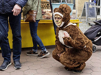 Die Osterhäsin auf dem Osterwochenmarkt