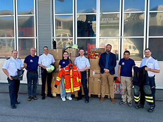  V. L. N. R.): Dritter stellvertretender Kommandant Michael Treiber, Schutzfeuerwehrmann Jost Rube, Zweiter stellvertretender Kommandant Andreas Kaufmann, Kommandantin Maria-Elena Dubberke, Kommandant Marcel Schäfer, Verwaltungsdezernent Timo Mäule, Schutzfeuerwehrmann Horst Harbering und Kleiderwart  Markus Weiser 