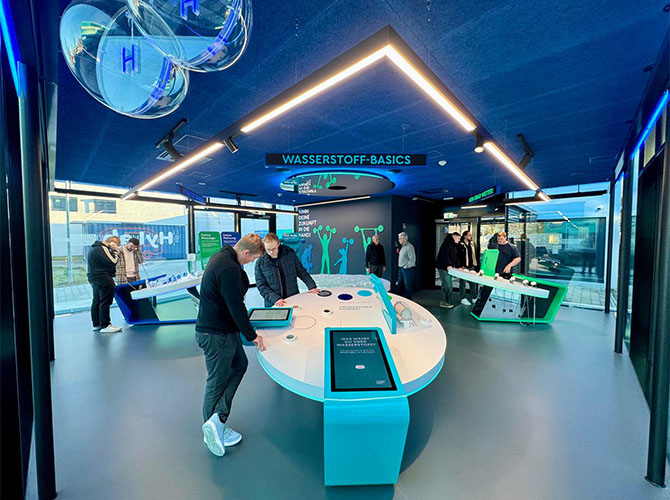 Schülerinnen und Schüler der Gewerblichen Schule Backnang während der Theoriephase im HyLab