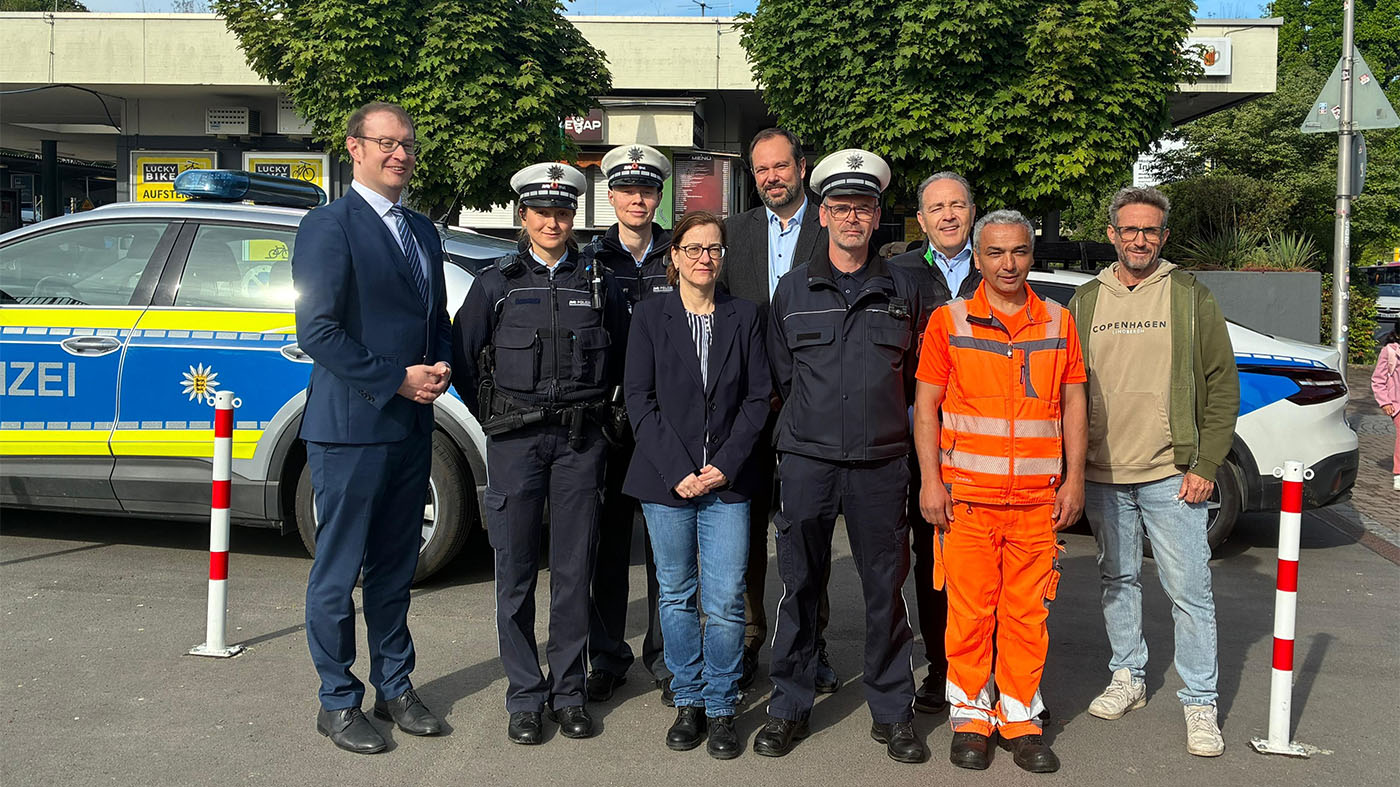 Die Stadtverwaltung Backnang und das Polizeirevier Backnang intensivieren ihre Zusammenarbeit für mehr öffentliche Ordnung. Im Bild (v. l.): OB Maximilian Friedrich, Franziska Schmierer vom Polizeirevier Backnang, Jennifer Wiedenhaupt (Leiterin des Polizeireviers Backnang), Julia Cheema Manegold (Leiterin des Ordnungsamts Backnang), Verwaltungsdezernent Timo Mäule, Jörg Mitlacher vom Vollzugsdienst, Erster Bürgermeister Stefan Setzer, Sinan Özcakiroglu vom Baubetriebshof und Rafael Bidlingmaier (Leiter des Baubetriebshofs) beim Rundgang