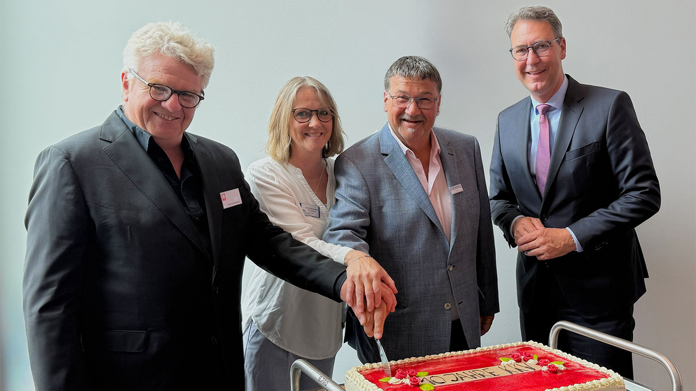 Landrat Dr. Richard Sigel (rechts im Bild) gratuliert (von links) Gerhard Antoni, Sylvia Wingenfeld und Jochen Seiler zum zehnjährigen Bestehen des Krisen-, Klärungs- und Vermittlungsdienstes (KKV)