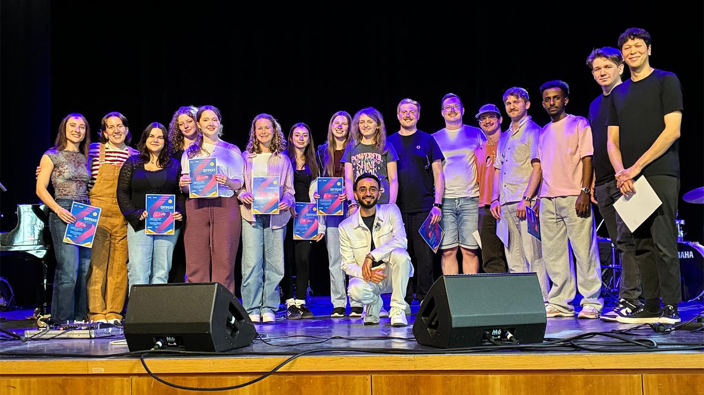 Bühnen-Coaching für den Newcomer-Contest. Im Bild (v.l.): Milena De Gregorio, Lara Kaufmann, Lola Gmähle, Merle Weber, Lina Müller, Mia Kühner, Ana Delinos, Anna Tönjes, Lotta Singer, Hannes Fritz, Rafael Zeltner, Simon Fahlbusch, Bastian Schmid, Rapper Duo Nebiyou und Red Taiger (Künstlernamen), Kevin Schäfer; Vorne: Yahya Saeed | © Stadtverwaltung Backnang