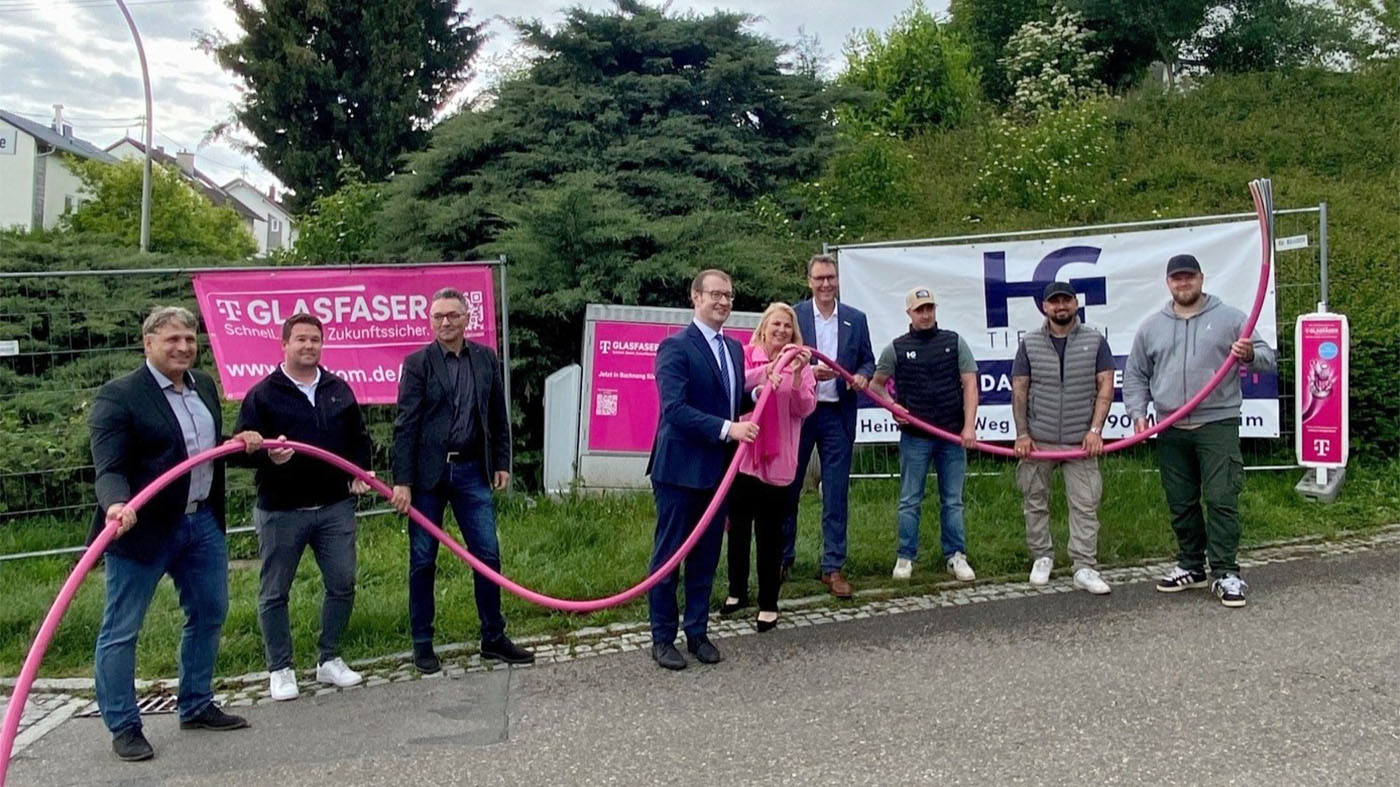 Beim Spatenstich waren (v.l.nr.) Alexander Ostertag, Regionalmanager der Telekom, Michael Wolf, Projektleiter FTTH Ausbau bei der Telekom, Matthias Gauger, Leiter Technik bei der Gigabit Region Stuttgart GmbH, Oberbürgermeister von Backnang Maximilian Friedrich, Sabine Wittlinger, Partnermanagerin bei der Telekom, Landrat Dr. Richard Sigel und Tim Gräff, Sven Schnier, Kevin Lubitz von der HG Tiefbau GmbH | © GRS – Gigabit Region Stuttgart