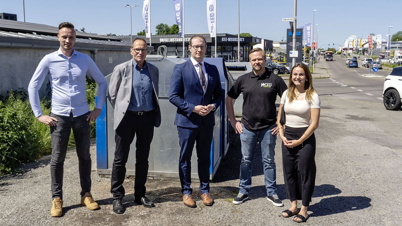Jannic Willing von „Willing Batterien“, Werner Willing von „Willing Batterien“, Oberbürgermeister Maximilian Friedrich, Aron Haag von der Firma „WSD Holding“ und Katharina Heilmayr vom Rechts- und Ordnungsamt (v. l. n. r.) | © BJ. Lattner