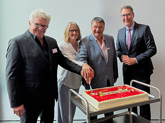 Landrat Dr. Richard Sigel (rechts im Bild) gratuliert (von links) Gerhard Antoni, Sylvia Wingenfeld und Jochen Seiler zum zehnjährigen Bestehen des Krisen-, Klärungs- und Vermittlungsdienstes (KKV)
