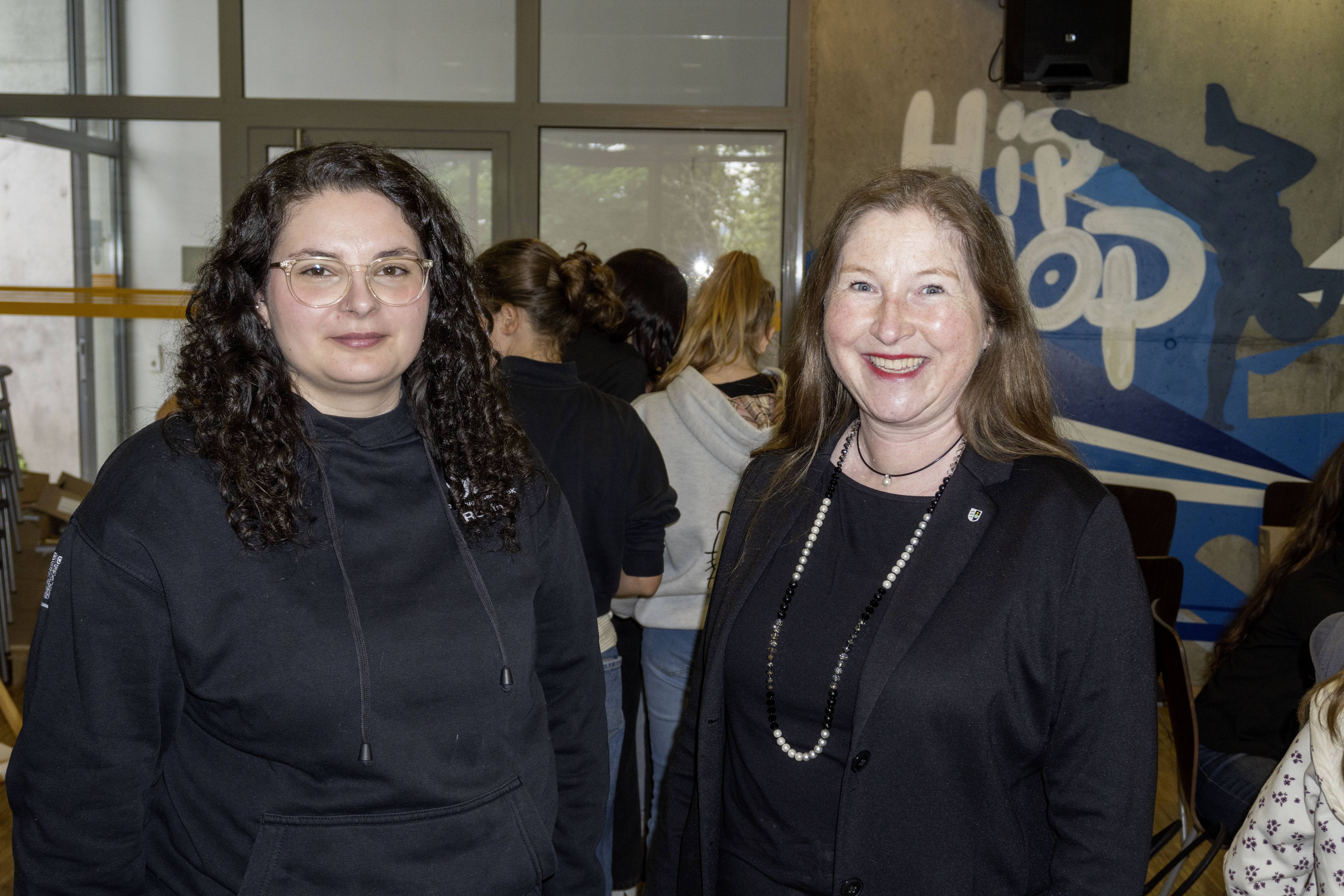 Ronja Weller links, Regine Wüllenweber rechts Stadtverwaltung Backnang