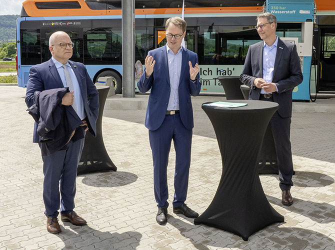 inweihung der Wasserstofftankstelle – Norbert Heuser Landrat Landkreis Heilbronn, Sebastian Wolf Oberbürgermeister Waiblingen, Dr. Richard Sigel Landrat Rems-Murr-Kreis | © BJ. Lattner