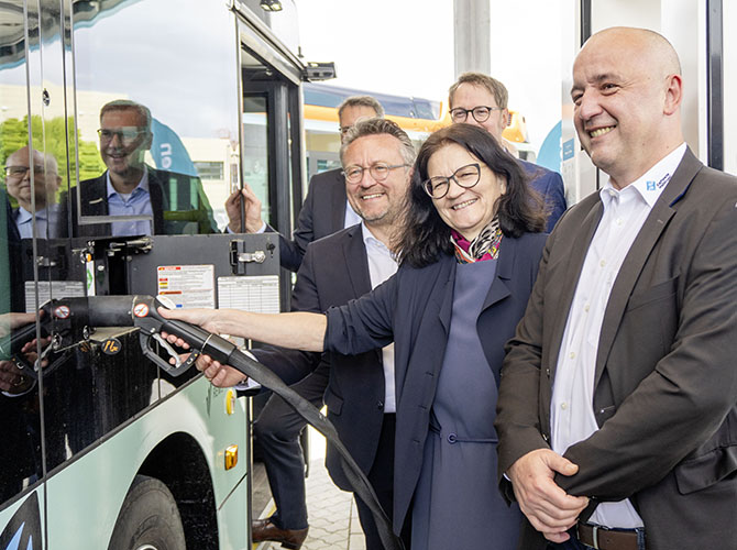 Betrankung eines Wasserstoff-Bus – Bernhard Zipp, Geschäftsführer der hy.waiblingen und der Stadtwerke Waiblingen, Birgit Stoib, Geschäftsführerin Friedrich Müller Omnibusunternehmen GmbH, André Steinau, Geschäftsführer der hy.waiblingen