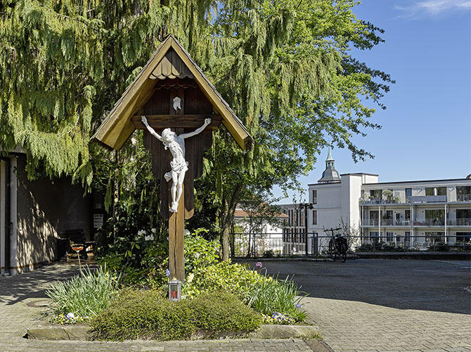 Gekreuzigter Christus neben der katholischen Kirche St. Johannes Baptist | Bahnhofstraße 26, Backnang