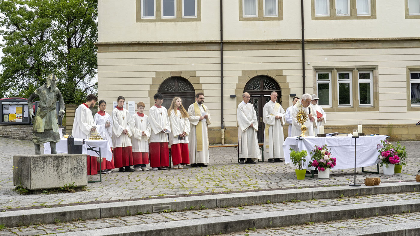 Fronleichnams-Gottesdienst auf dem Stiftshof, Backnang | © BJ. Lattner