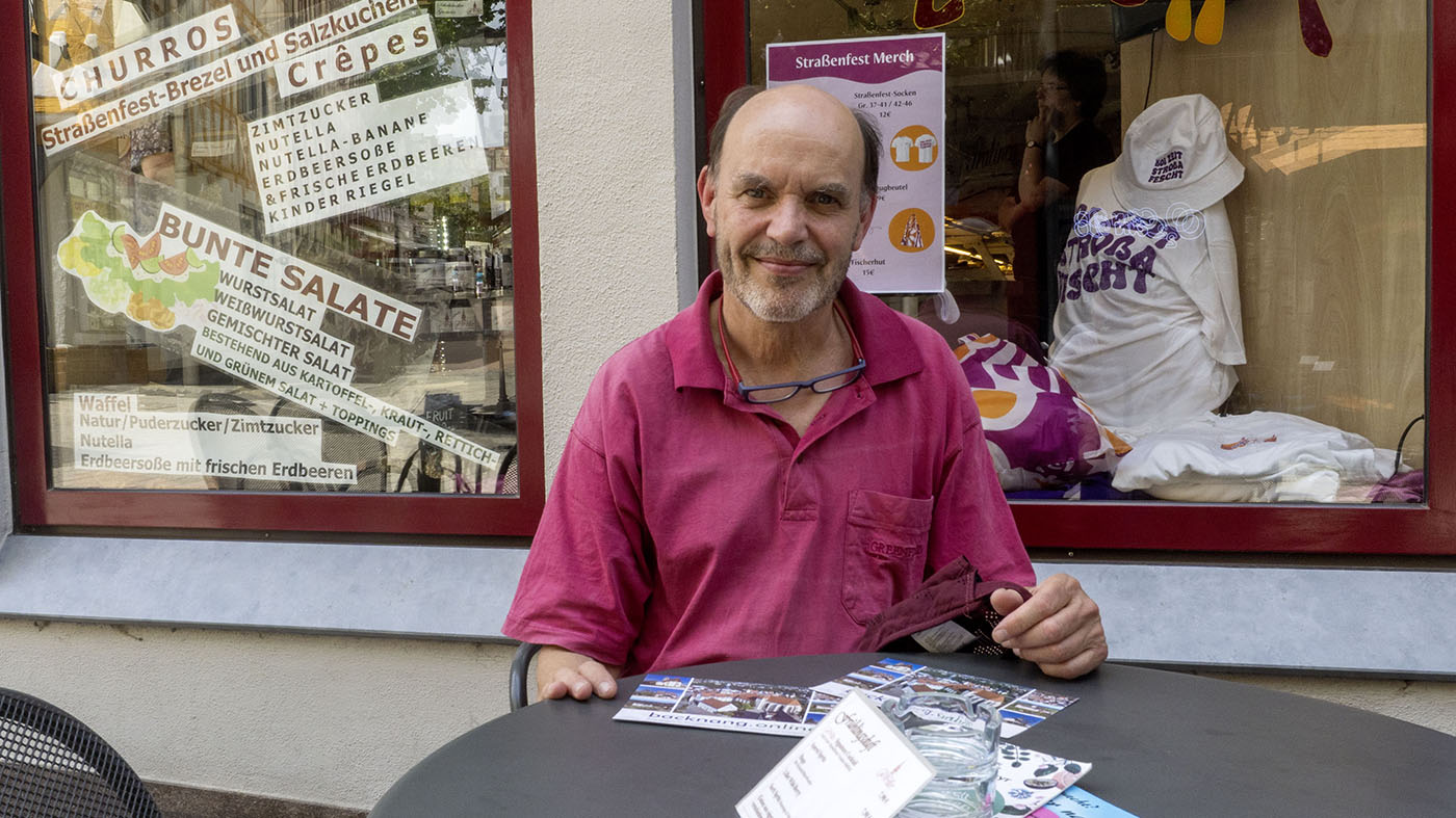 Gernot Gruber vor dem Cafe Weller | © BJ. Lattner