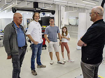 Besucher im Gespräch mit einem Lehrer der Gewerblichen Schule Backnang | © BJ. Lattner