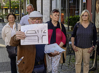Kurt-Christian Ehinger mit Zeichnung | © BJ. Lattner
