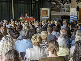 Besucher bei der Lesung von Caroline Wahl | © BJ. Lattner