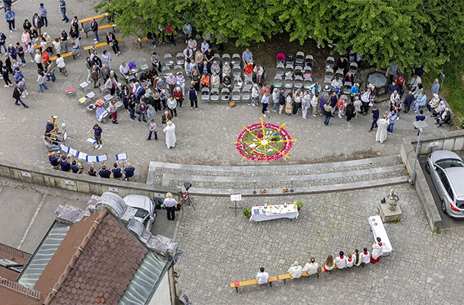 Fronleichnams-Gottesdienst auf dem Stiftshof, Backnang | © BJ. Lattner