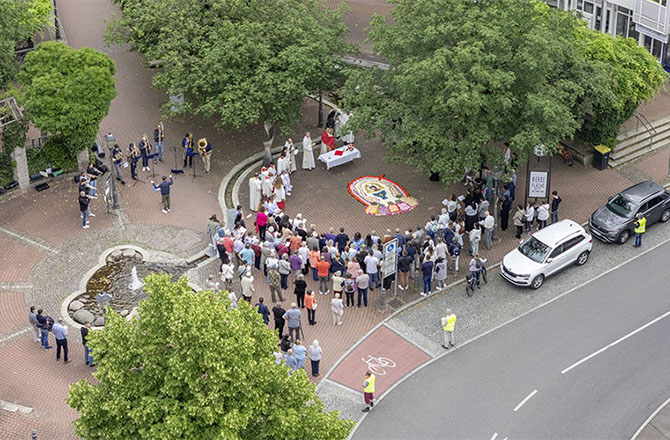 Fronleichnams-Gottesdienst auf dem Adenauer-Platz, Backnang | © BJ. Lattner