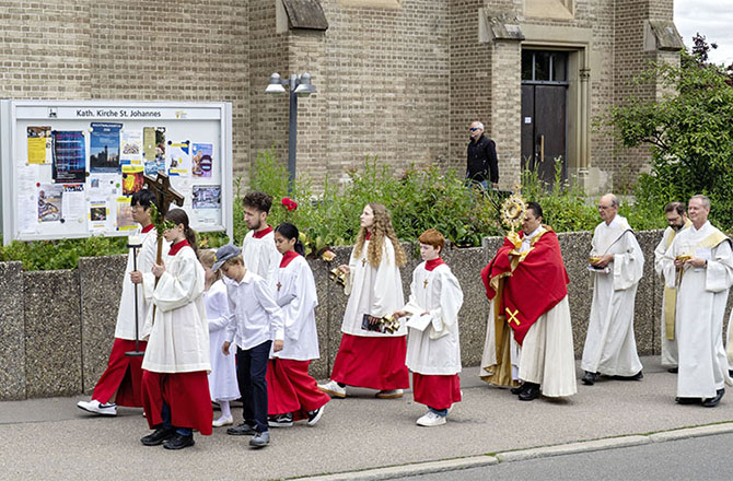 Fronleichnams-Umzug vor der St. Johanneskirche, Backnang | © BJ. Lattner