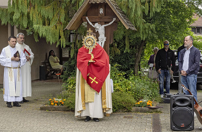 Pater Filip von der kroatischen Gemeinde gibt den Segen auf dem Pfarrhof von St.Johannes. | © BJ. Lattner