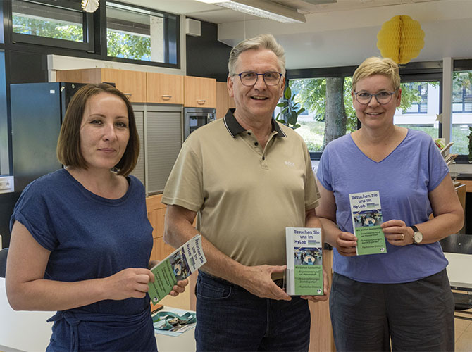 Übergabe der Broschüren an Jutta Birmele und Janina Ekkert von der Anna-Haag-Schule Backnang | © BJ. Lattner