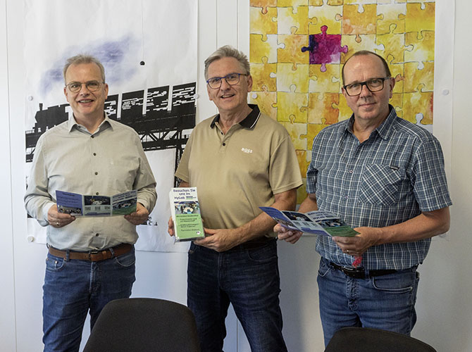 Übergabe der Broschüren an Wolfgang Waigel und Michael Heeß von der Eduard-Breuninger-Schule Backnang | © BJ. Lattner