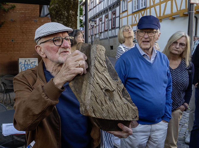 Kurt-Christian Ehinger mit Exponat | © BJ. Lattner