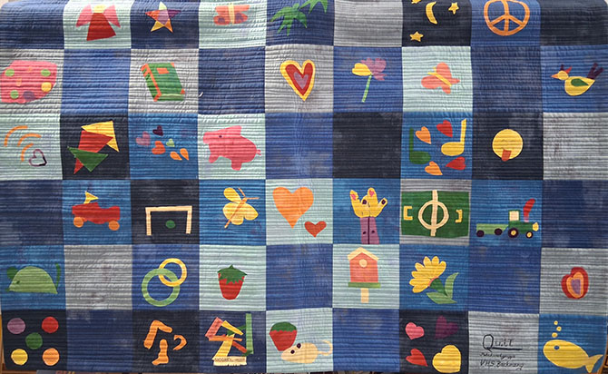 Kinder gestalteten am Quipday die Motive für einen Quilt | © Klaus J. Loderer