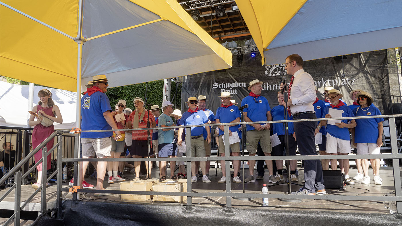 „Stadtwette” – 300 Personen sollten in den französischen Nationalfarben bekleidet die Marseillaise singen | © BJ. Lattner