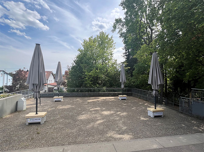 Die Max-Eyth-Realschule wurde im Zuge der städtischen Aktion mit neuen Großschirmen ausgestattet | © Stadtverwaltung Backnang