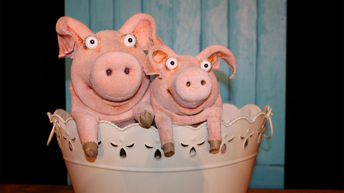 Die prominenten Schweine Piggeldy und Frederick in der Stadtbücherei Backnang | © Figurentheater-Fex