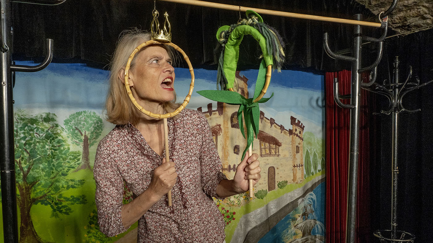 Iris Guggenberger spiel das Märchen der Froschkönig | © BJ. Lattner