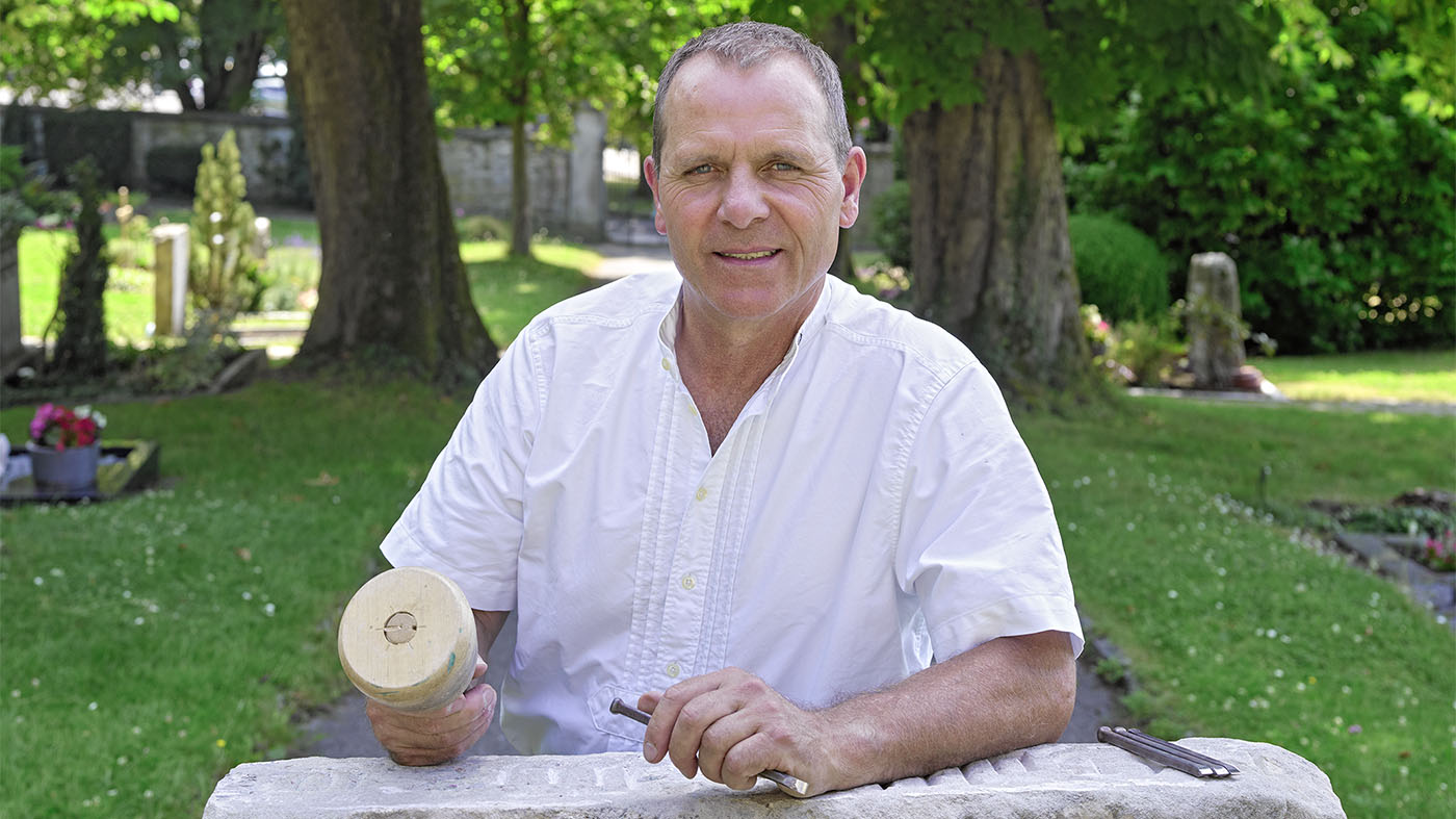 Carl-Eugen Vogt bei der Arbeit auf dem Backnanger Stadtfriedhof | © BJ. Lattner