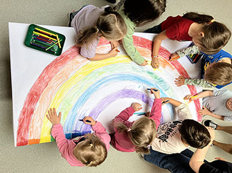 Gemeinsam kunterbunt: Die Kinder der KiTa Bertha von Suttner legen einen riesigen Regenbogen aus mitgebrachtem Obst und Gemüse | © Stadtverwaltung Backnang 